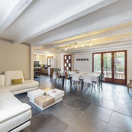 Maison Vue Sur Les Montagnes